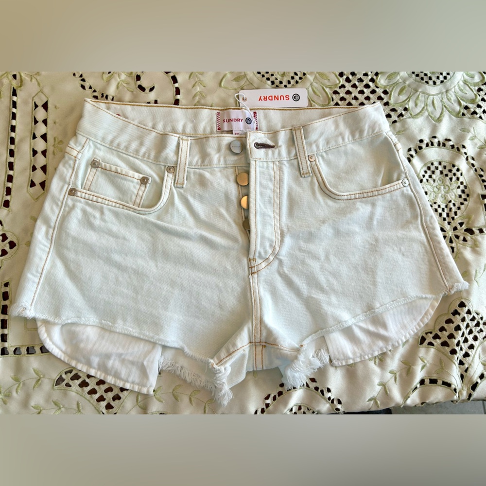 Sundry Light Wash 27 Denim Button-Fly Shorts / peakaboo white pocket / ♥️ logo